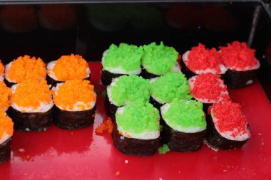 Karışık rulo suşi kümesi lezzetli, Japon besindir