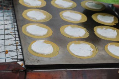 Lezzetli çıtır gözleme yapıyor