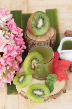 Kivi suyu ve taze kivi meyve dilim