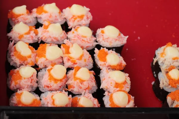 Sushi gulung campuran sangat lezat, makanan Jepang — Stok Foto