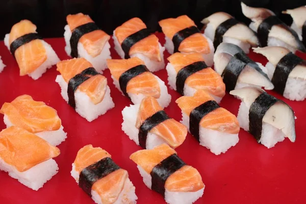 Conjunto de sushi de rolo misto é delicioso, comida japonesa — Fotografia de Stock