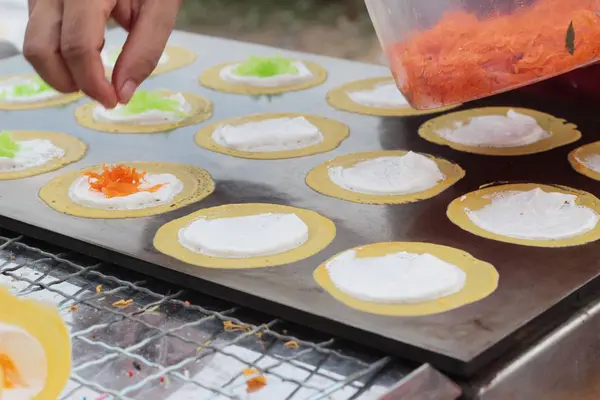 Krokante pannenkoek maken is heerlijk — Stockfoto