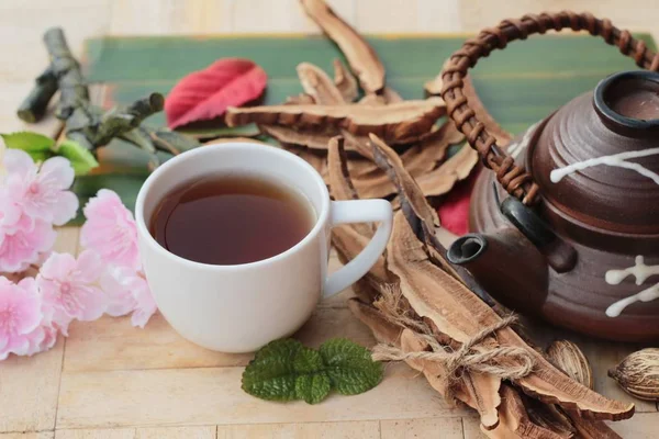 Lingzhi paddestoel thee - Ganoderma lucidum voor gezondheid — Stockfoto