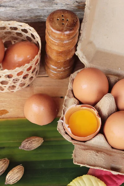 Eieren in het deelvenster voor het koken — Stockfoto