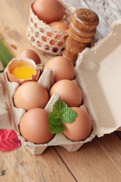 Eieren in het deelvenster voor het koken — Stockfoto