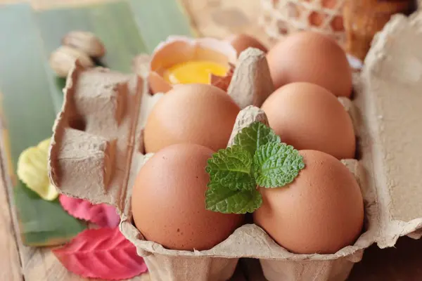 Eieren in het deelvenster voor het koken — Stockfoto