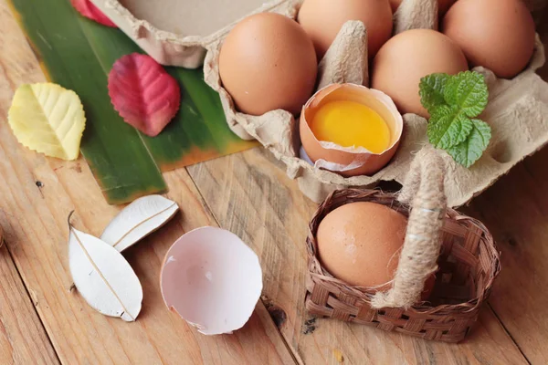 Eieren in het deelvenster voor het koken — Stockfoto