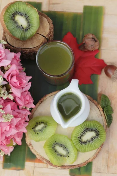 Kiwi-Saft und frische Kiwi-Fruchtscheibe — Stockfoto