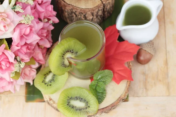 Kiwi juice and fresh kiwi fruit slice — Stock Photo, Image