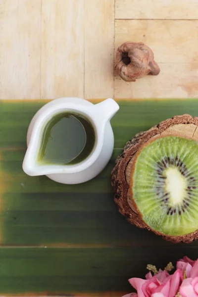 Kiwi-sap en verse kiwi fruit segment — Stockfoto