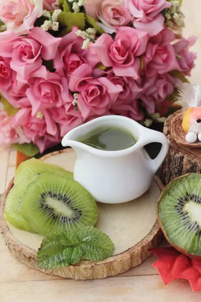 Kiwi šťávy a čerstvé kiwi ovocné řezy — Stock fotografie
