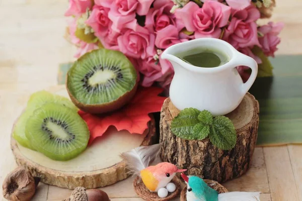 Jus de kiwi et tranche de kiwi frais — Photo