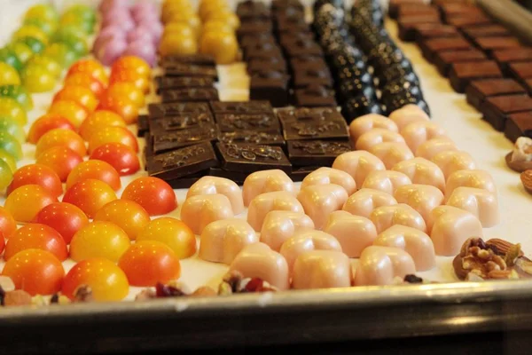 Chocolate com colorido no doce é delicioso — Fotografia de Stock