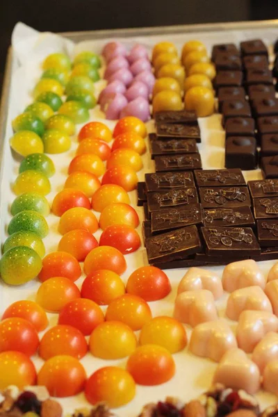 Čokoláda s barevnými na sladké je vynikající — Stock fotografie