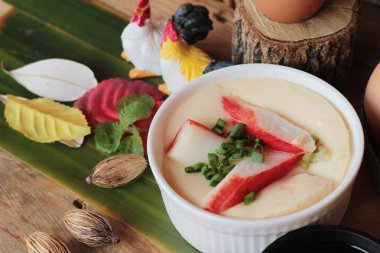 Yengeç sopa ile haşlanmış yumurta lezzetlidir