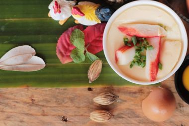 Yengeç sopa ile haşlanmış yumurta lezzetlidir