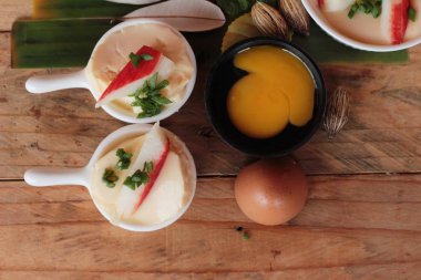 Yengeç sopa ile haşlanmış yumurta lezzetlidir