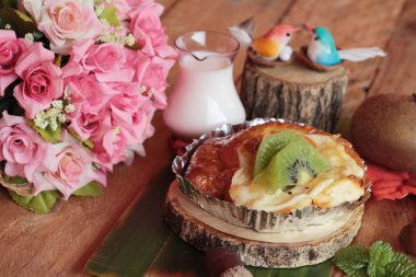 Dilimlenmiş kivi tepesi meyve pişmiş ekmek