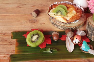 Dilimlenmiş kivi tepesi meyve pişmiş ekmek