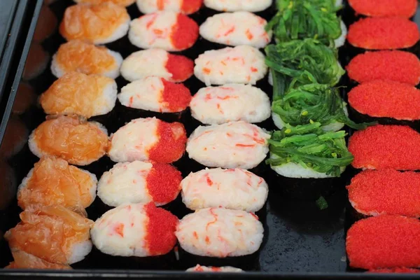 Mixed roll sushi set est délicieux, la nourriture japonaise — Photo