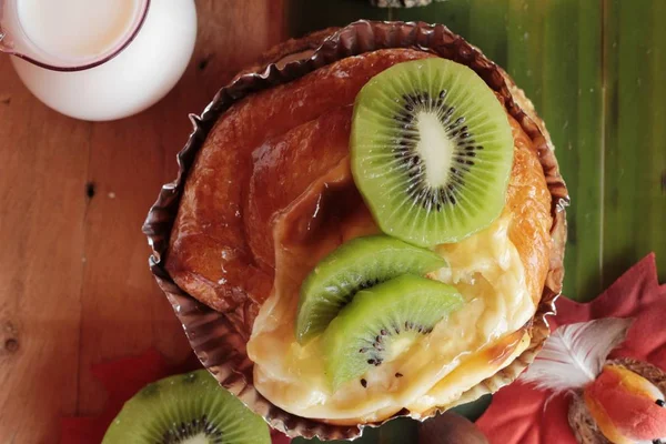 Bröd bakat frukt toppning skivad kiwifrukt — Stockfoto
