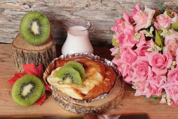Chléb pečený ovocný topping plátky kiwi ovoce — Stock fotografie