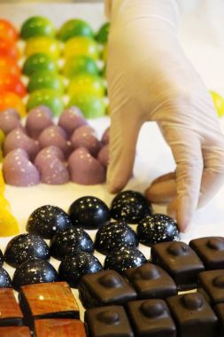 Çikolata ile renkli tatlı, lezzetli