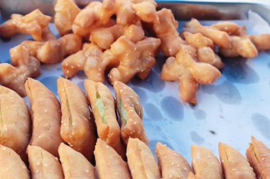 derin kızarmış hamur sopa içinde çarşı