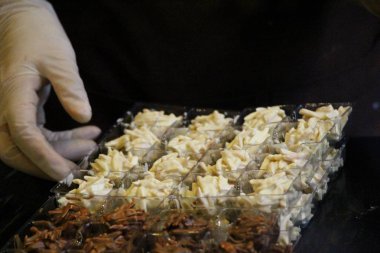 Çikolata, tatlı badem ile lezzetlidir