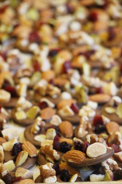 Çikolata, tatlı badem ile lezzetlidir