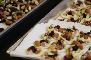 Çikolata, tatlı badem ile lezzetlidir