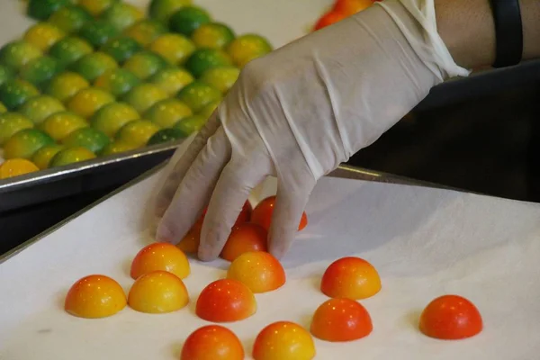 Chocolate con colorido dulce es delicioso — Foto de Stock