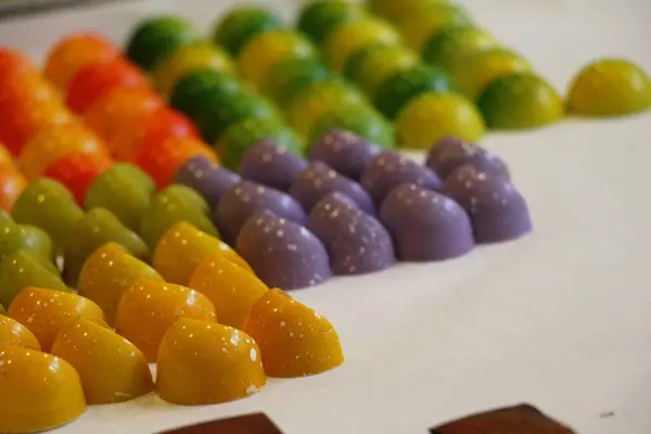 Chocolade met kleurrijke op zoete is heerlijk — Stockfoto