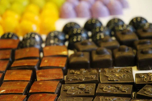 Chocolate con colorido dulce es delicioso — Foto de Stock