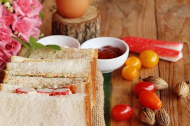 Club sandviç sos domates ile lezzetlidir