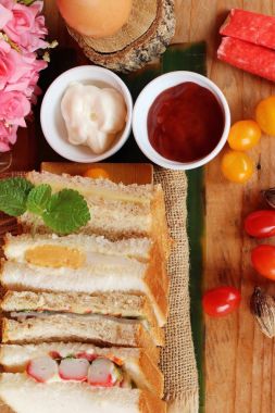 Club sandviç sos domates ile lezzetlidir