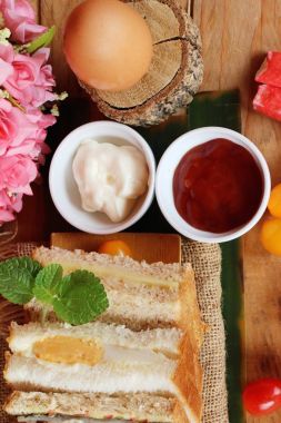 Club sandviç sos domates ile lezzetlidir