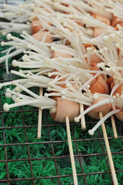培根包裹的蘑菇在市场上很好吃 — 图库照片