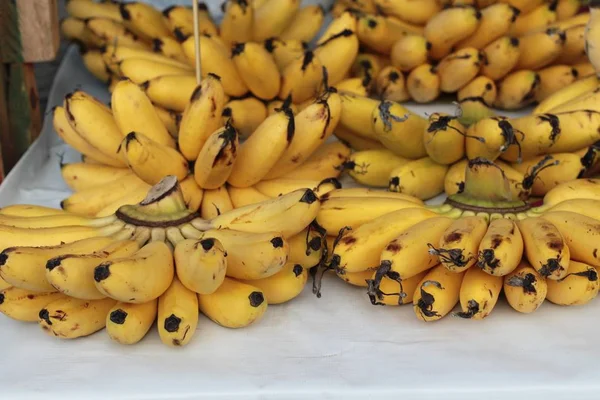 La banana matura è deliziosa nel mercato — Foto Stock