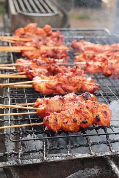 Frango grelhado é delicioso no mercado — Fotografia de Stock