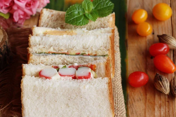 Club sandwich z sosem pomidorowym jest pyszne — Zdjęcie stockowe