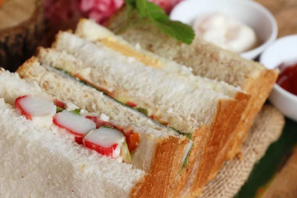 Club-Sandwich mit Tomatensauce ist köstlich — Stockfoto