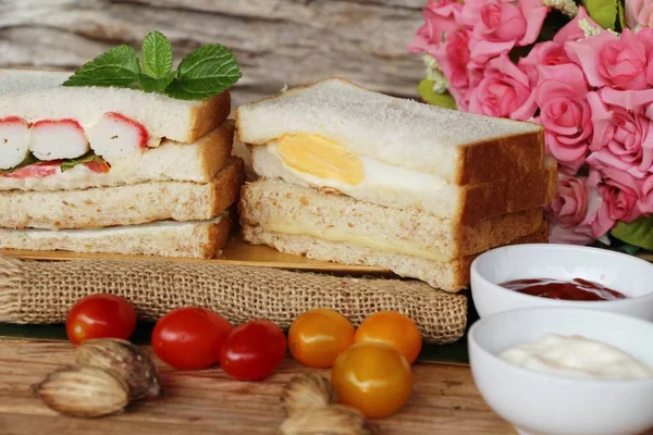 Club sandwich met tomaat saus is heerlijk — Stockfoto