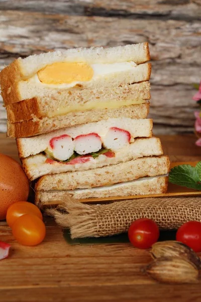 Club sandwich z sosem pomidorowym jest pyszne — Zdjęcie stockowe
