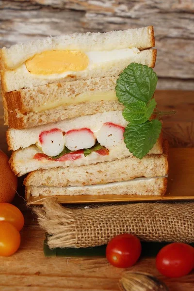 Sanduíche de clube com molho de tomate é delicioso — Fotografia de Stock