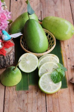 Tahta zemin üzerinde taze limon