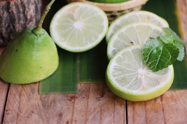 Tahta zemin üzerinde taze limon