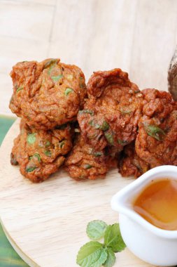 Kızarmış Balık köftesi soslu lezzetli