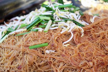 Kızarmış şehriye Tay tarzı ile domuz eti lezzetlidir