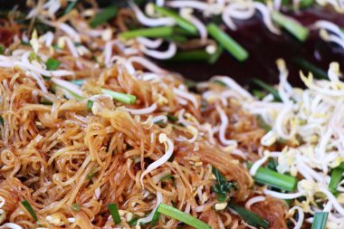 Kızarmış şehriye Tay tarzı ile domuz eti lezzetlidir